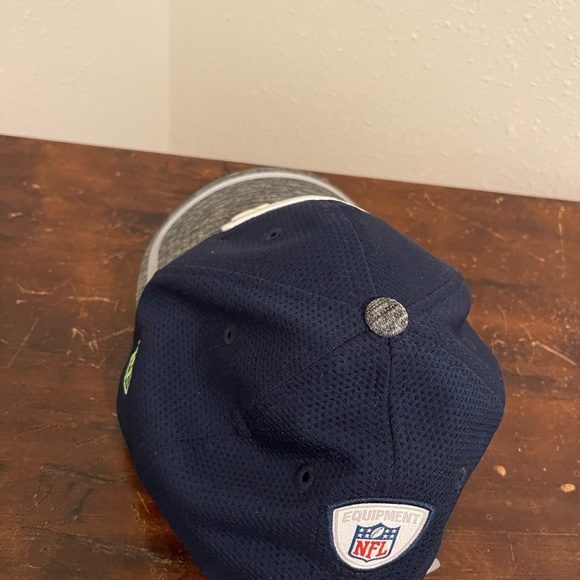 New Era NFL Seattle Seahawks 9Forty Strapback Hat Navy REFLECTIVE WOMENS !! - Picture 6 of 11
